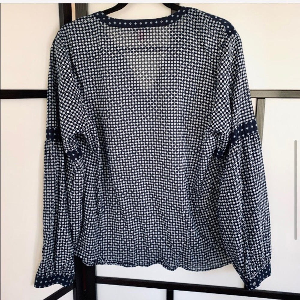 Vince Camino bohemian style L:S shirt. Contrast print around collar and… - Picture 3 of 4